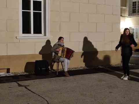 eine Schülerin spielt Ziehharmonika