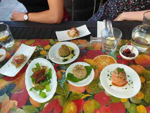 Schülerinnen und Schüler beim Essen im französischem Lokal