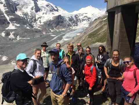 Schülerinnen der 3. Jahrgänge beim Wandern im Gebiet des Großglockners