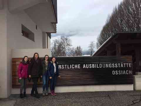 Schülerinnen und Schüler bei der Jagdprüfung