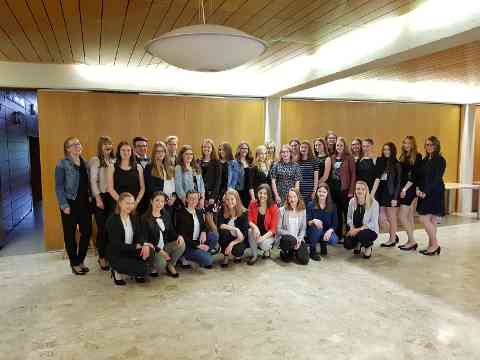 Gruppenfoto vor dem Theaterbesuch