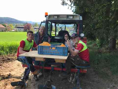 Schüler beim Setzen und Ernten der Kartoffeln