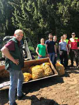 Schüler beim Setzen und Ernten der Kartoffeln