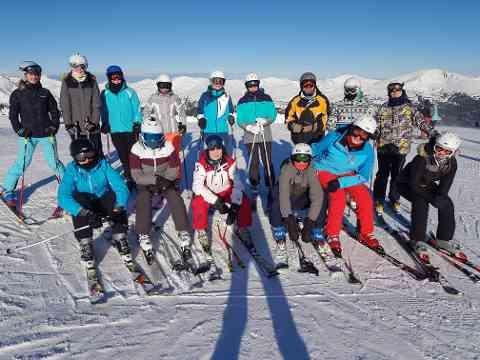 Schülerinnen und Schülerinnen auf der Skipiste