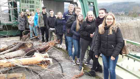 Unsere Schülerinnen und Schüler besichtigen das Stromkraftwerk an der Drau