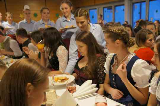 Gemeinsame Weihnachtsfeier von Schülern und Lehrern an der HBLA Pitzelstätten