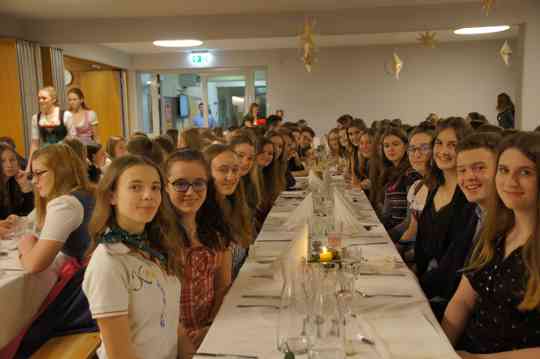 Gemeinsame Weihnachtsfeier von Schülern und Lehrern an der HBLA Pitzelstätten