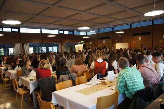 Weihnachtsfeier mit Schülern und Lehrern an der HBLA Pitzelstätten