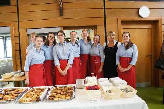 Besucher und Besucherinnen des Absolvententreffens