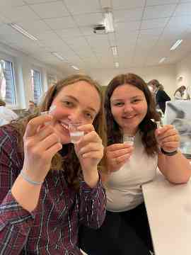 Zwei Schülerinnen bei der DNA-Analyse im Labor