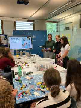 Schülerinnen beim Workshop "HighTech-Heldinnen" an der Uni Klagenfurt