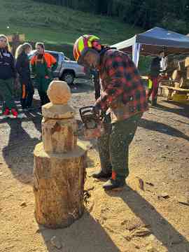 Holzschnitzen für die eigenen Schachbrettfiguren