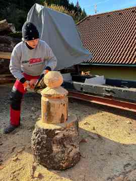 Holzschnitzen für die eigenen Schachbrettfiguren